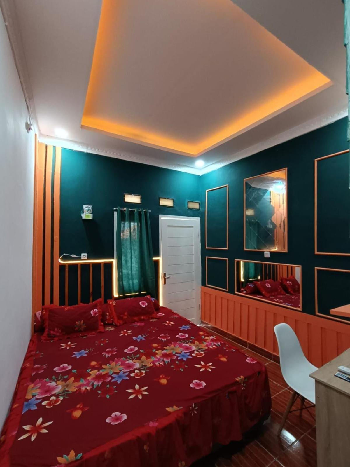 ホテル Oyo Life 92977 Neba Kost Aesthetic Peladen エクステリア 写真